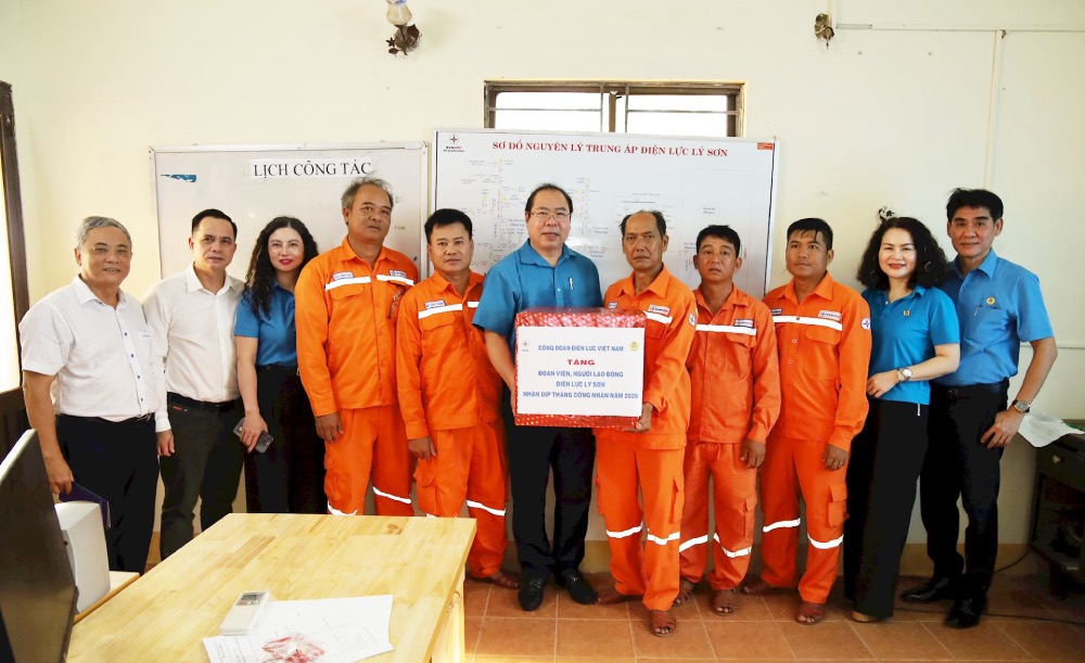The working delegation led by Mr. Do Duc Hung - Chairman of the Vietnam Electricity Trade Union (6th from the left) presents gifts to workers directly operating Ly Son Electricity on the occasion of Workers' Month 2026. Photo: CĐĐLVN