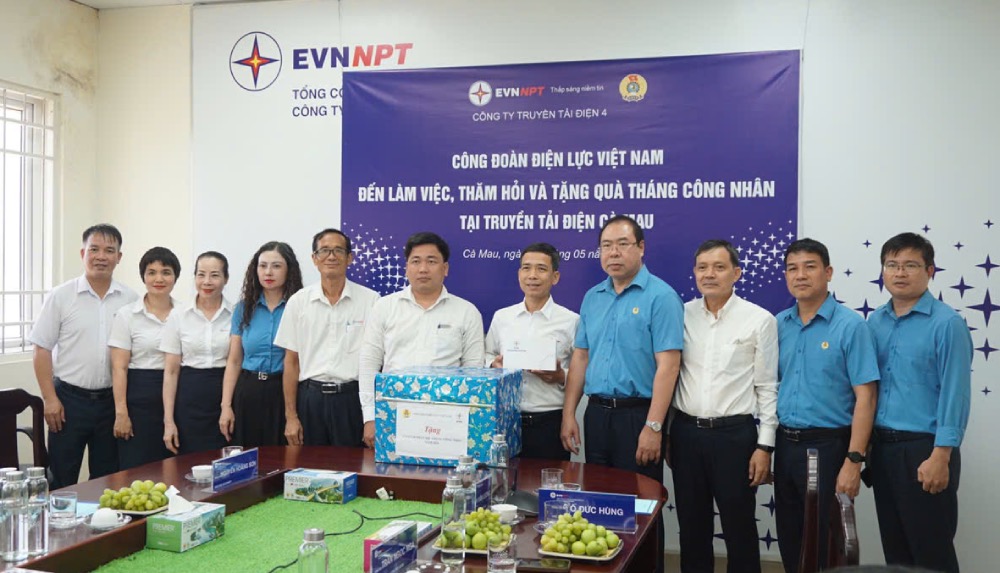 Các cấp Công đoàn Điện lực Việt Nam tặng quà, động viên người lao động Truyền tải điện Cà Mau. Ảnh: CĐĐLVN