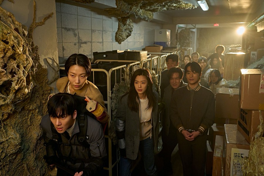 Jun Ji Hyun, Ji Chang Wook and co-stars. Photo: Lotte