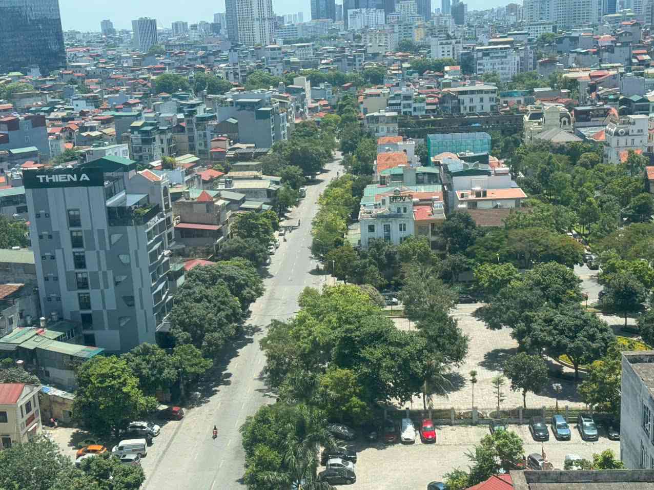 Nắng nóng gay nguy cơ sốc nhiệt, say nắng tăng cao. Ảnh: Tô Thế