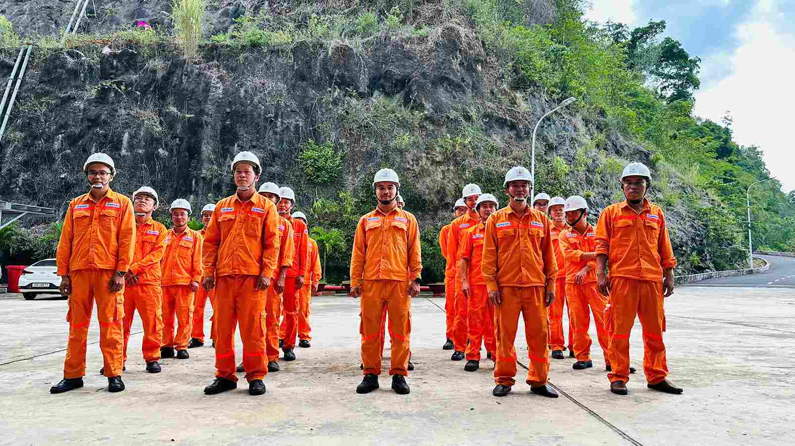 Đội xung kích Phòng thủ dân sự Công ty tiến hành chuẩn bị diễn tập theo tình huống giả định. Ảnh: Quang Huy