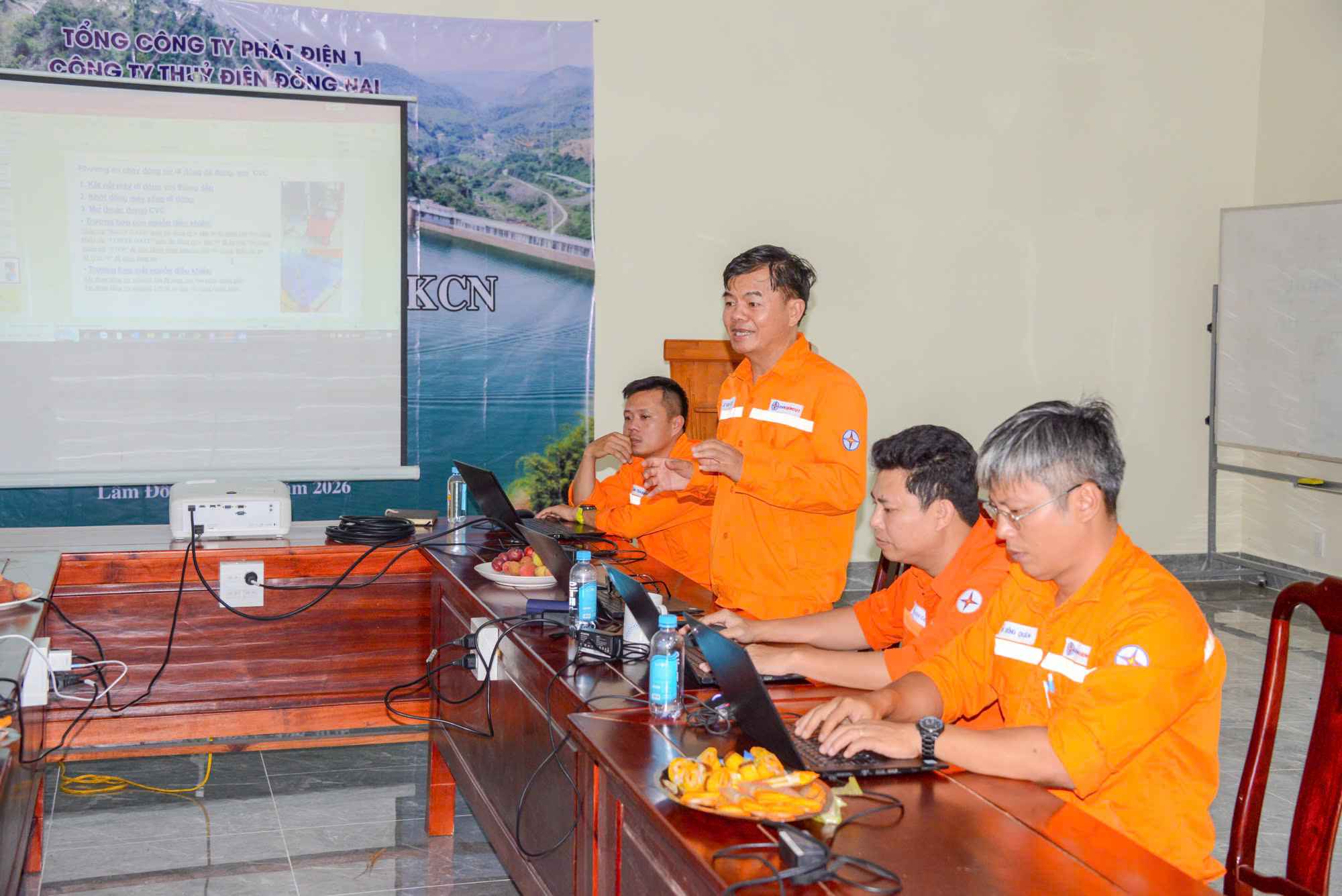 Ông Lê Văn Luận – Quản đốc Phân xưởng Vận hành, Ủy viên Ban chỉ huy PTDS Công ty – trình bày tình huống diễn tập giả định tại buổi diễn tập. Ảnh: Quang Huy