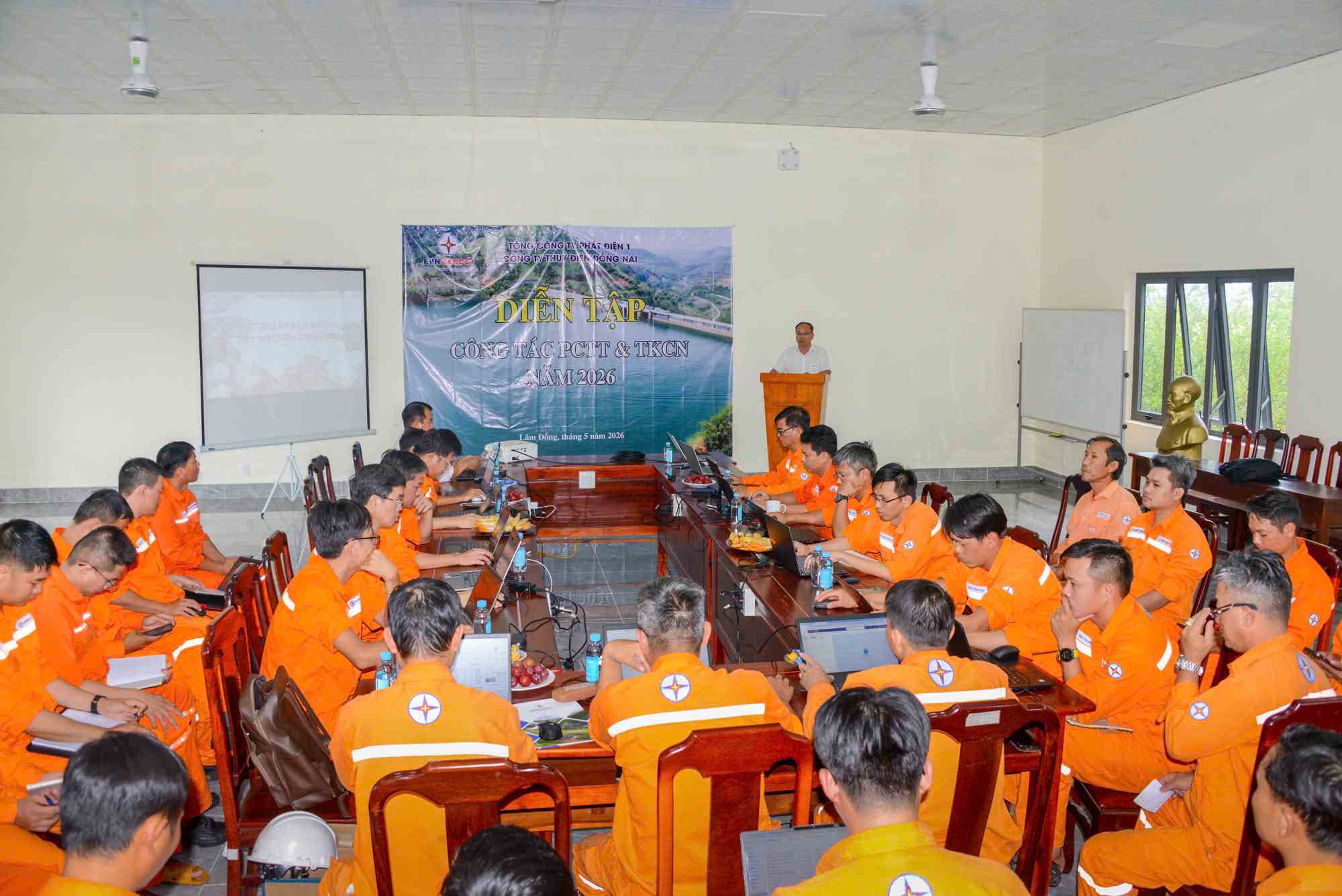 Đông đảo cán bộ, công nhân viên Công ty Thủy điện Đồng Nai tham gia buổi diễn tập. Ảnh: Quang Huy