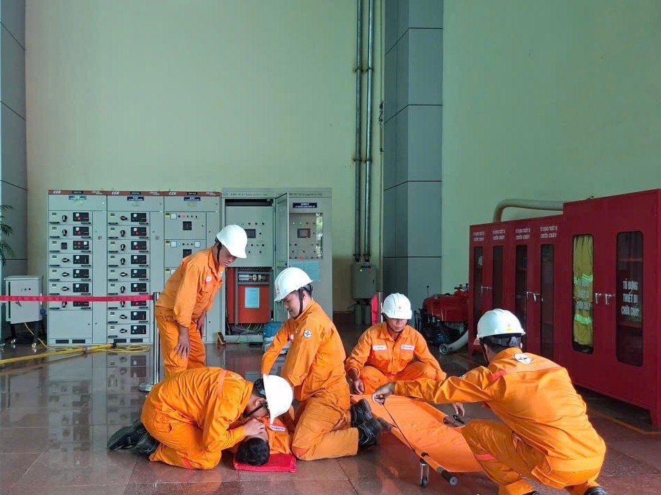 Company officials and employees practice first aid situations when discovering officials and employees in an electric shock accident. Photo: Quang Huy