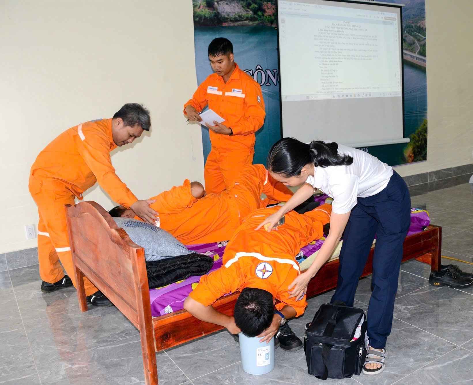 Diễn tập tình huống sơ cấp cứu khi có cán bộ công nhân viên bị ngộ độc thực phẩm. Ảnh: Quang Huy