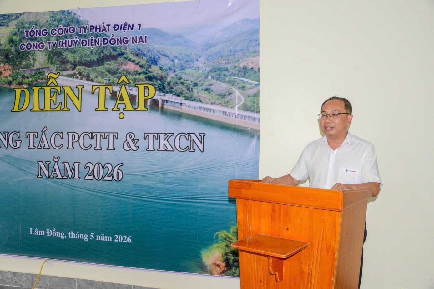 Ông Hồ Sĩ Hưng - Phó Giám đốc, Phó Trưởng ban thường trực Ban Chỉ huy Phòng thủ dân sự Công ty phát biểu chỉ đạo tại buổi diễn tập. Ảnh: Quang Huy