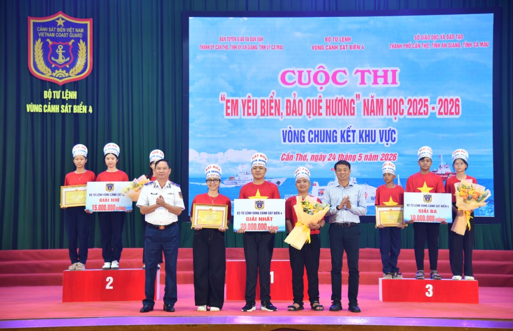 Thiếu tướng Nguyễn Văn Dũng - Chính ủy Bộ Tư lệnh Vùng Cảnh sát biển 4 và Phó Trưởng ban Tuyên giáo & Dân vận tỉnh ủy Cà Mau Nguyễn Nam Phong trao thưởng cho đội giành giải Nhất. Ảnh: Đức Thái