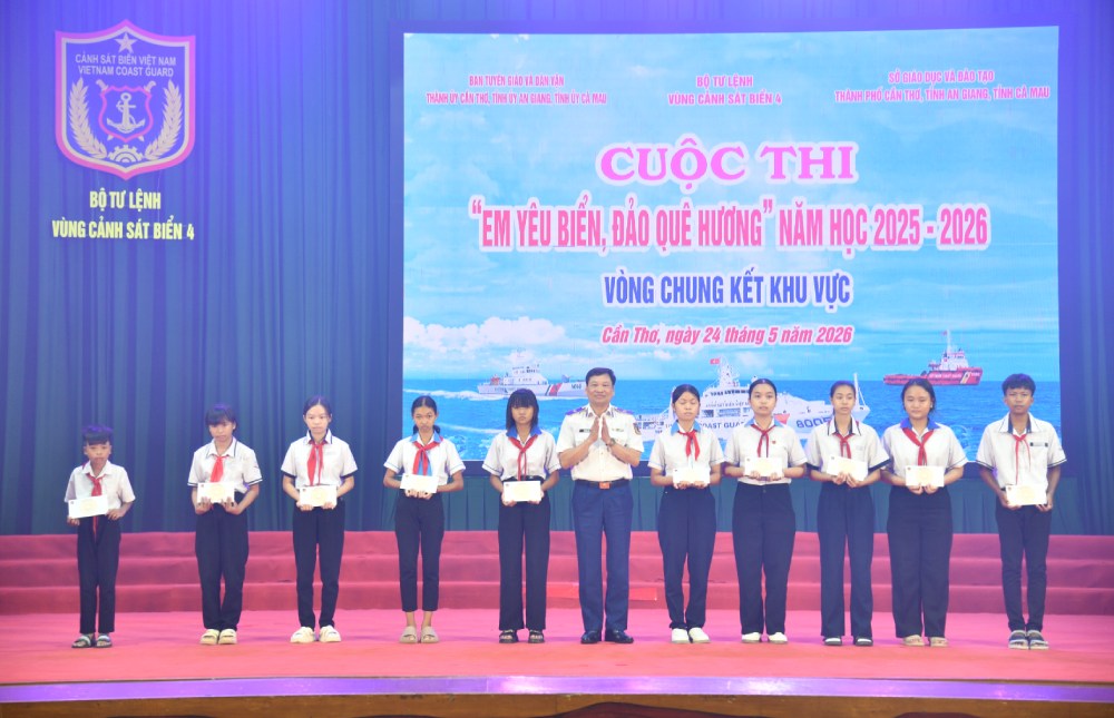 Thiếu tướng Trần Văn Xuân - Phó Chính ủy kiêm Chủ nhiệm chính trị Cảnh sát biển Việt Nam trao học bổng cho các em học sinh có hoàn cảnh khó khăn, vươn lên học giỏi. Ảnh: Đức Thái