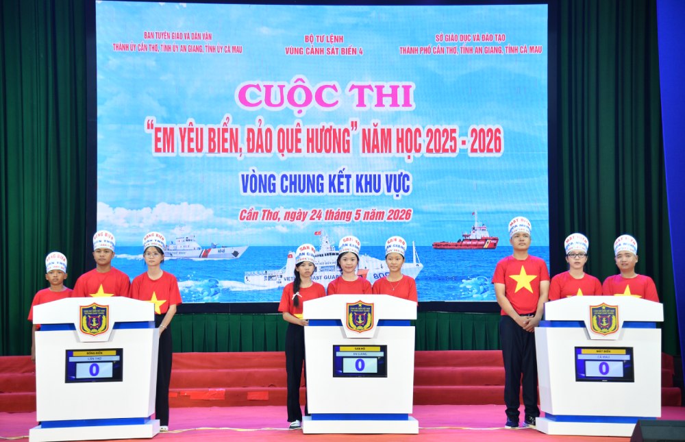 Les élèves participent à la finale régionale "J'aime la mer et les îles de ma patrie". Photo: Đức Thái