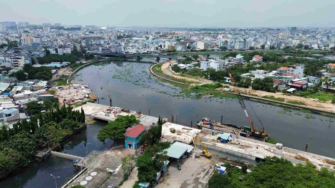 Ho Chi Minh City is about to build Vam Thuat bridge to help people escape the scene of taking temporary iron bridges. Photo: Anh Tu