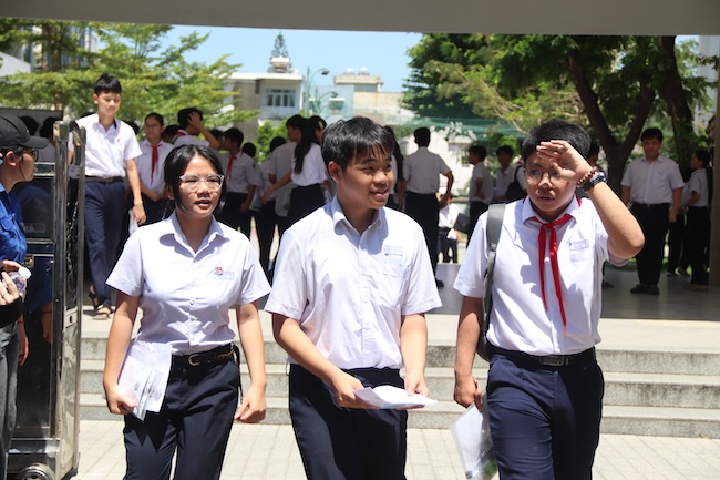 Các thí sinh tại điểm Trường THPT Phan Châu Trinh. Ảnh: Nguyễn Linh