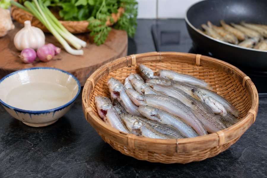 Cá bống được làm sạch và để ráo trước khi ướp gia vị. Ảnh: Thùy Linh 