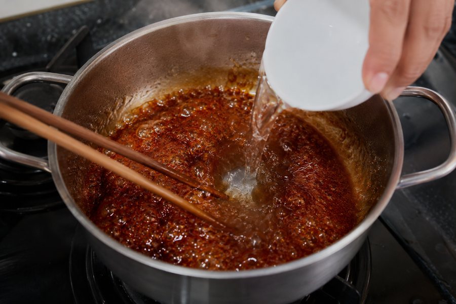 Cá bống được kho trên lửa nhỏ đến khi nước kho sánh lại hấp dẫn. Ảnh: Thùy Linh 