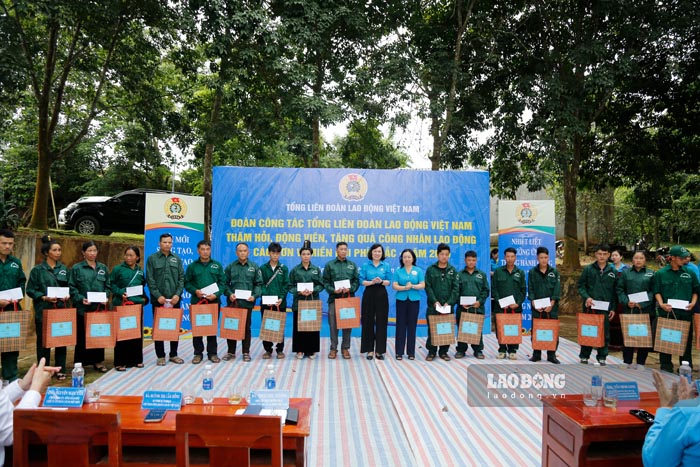 Ms. Thai Thu Xuong and Ms. Huynh Thi Cam Hong give gifts to workers and laborers of Dien Bien Rubber Joint Stock Company. Photo: Quang Dat