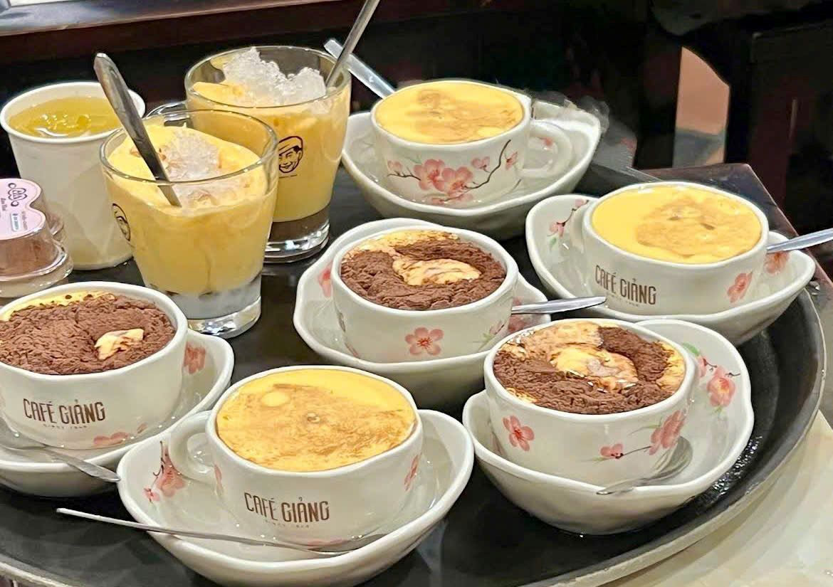 Đa dạng các sản phẩm từ cà phê trứng, cacao trứng, matcha trứng, ... cho du khách trải nghiệm. Ảnh: Minh Vũ