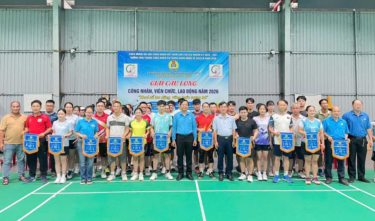 Ban tổ chức trao cờ lưu niệm và chụp hình cùng các đội tham gia giải đấu. Ảnh: Công đoàn cung cấp