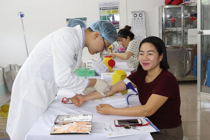 Doctors take blood for testing for union members and workers. Photo: Quang Dat