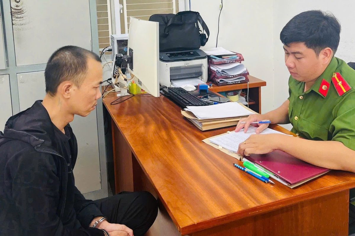 The subject who robbed the assets of the old woman selling lottery tickets was arrested by functional agencies. Photo: CA