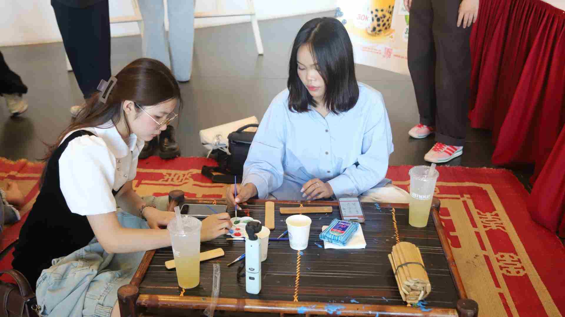 Để góp phần lưu giữ và lan tỏa loại hình nghệ thuật này tới thế hệ trẻ, nhóm sinh viên đã lựa chọn cách tiếp cận bằng trải nghiệm thực tế thay vì chỉ giới thiệu thông tin một chiều. Ảnh: NVCC
