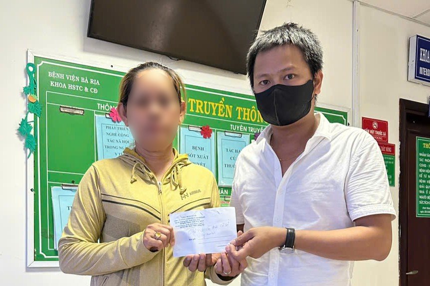 The Trade Union encouraged and provided support of more than 71 million VND to families of union members who suffered serious traffic accidents. Photo: Grassroots Trade Union
