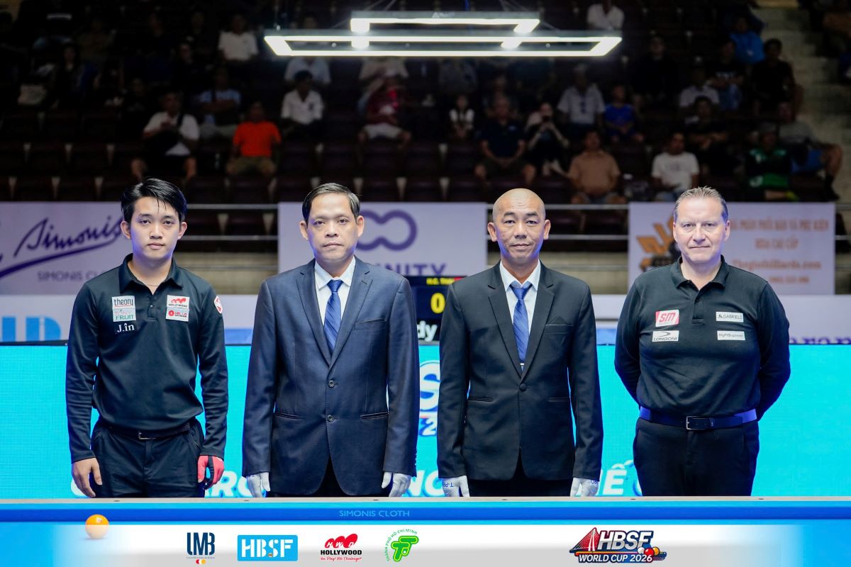 Chiêm Hồng Thái (trái) tiếp tục có một chiến thắng khó tin tại World Cup Billiards carom 3 băng trên sân nhà. Ảnh: Phong Lê