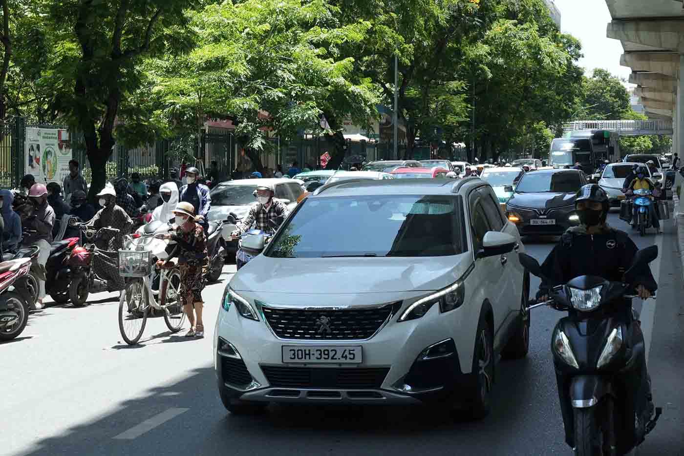 Cổng Trường Đại học Sư phạm Hà Nội xuất hiện ùn ứ nhẹ khi các thí sinh hoàn thành bài thi buổi sáng. Ảnh: Sóng Hữu