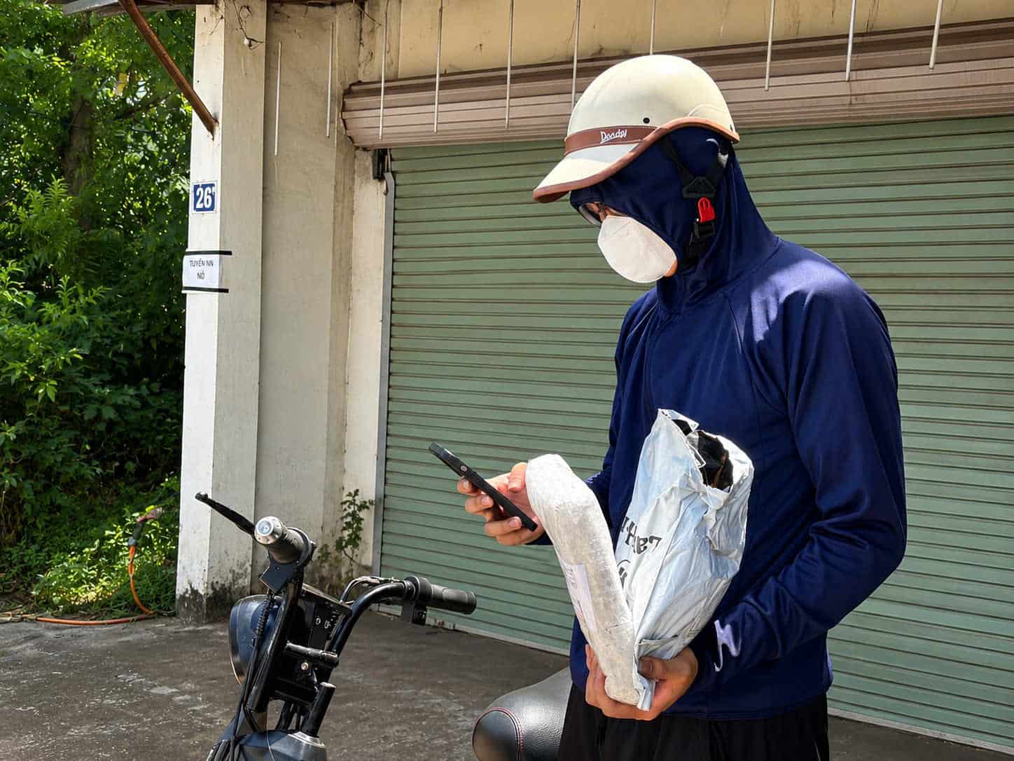 Workers struggle in the scorching heat. Photo: Huyen Trang