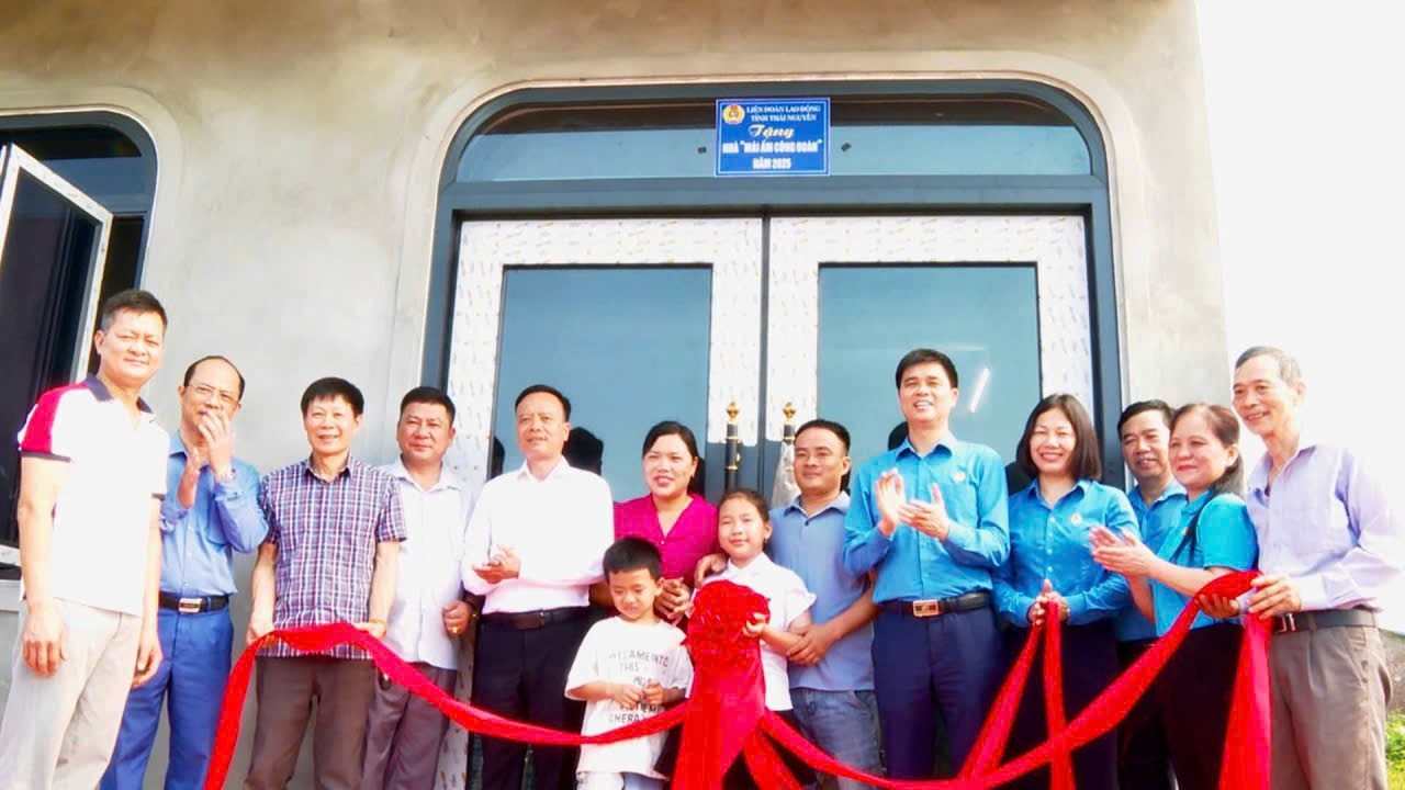 Phó Chủ tịch Tổng LĐLĐ Việt Nam Ngọ Duy Hiểu dự lễ khánh thành và gắn biển công trình “Mái ấm Công đoàn“. Ảnh: Công đoàn Thái Nguyên