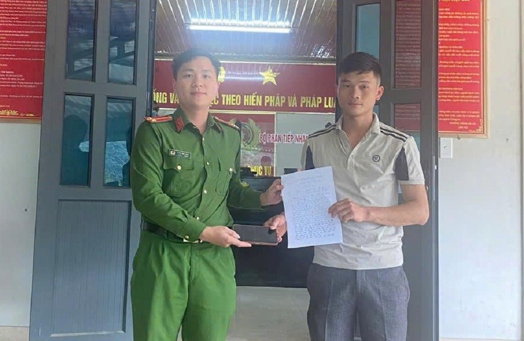 Nam Can Commune Police return the phone to Mr. Ho Ba Lu. Photo: Ngoc Anh