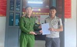 Công an xã biên giới ở Nghệ An trả lại điện thoại cho người dân đánh rơi