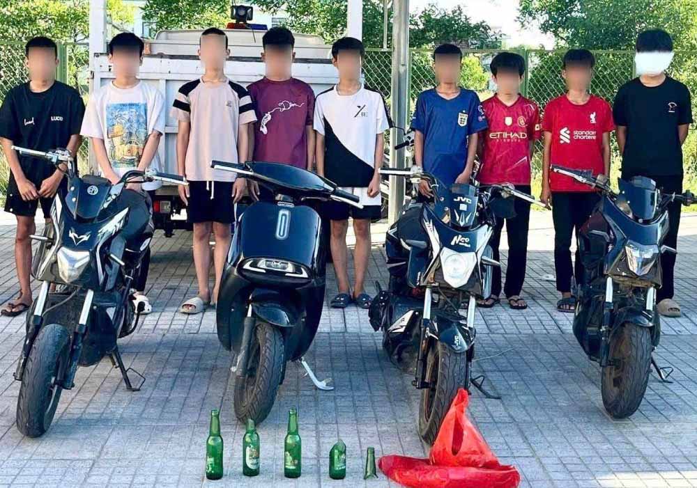 イエンホアコミューン警察は、交通安全を損なう若者グループの集団運転を阻止しました。写真:ハティン警察
