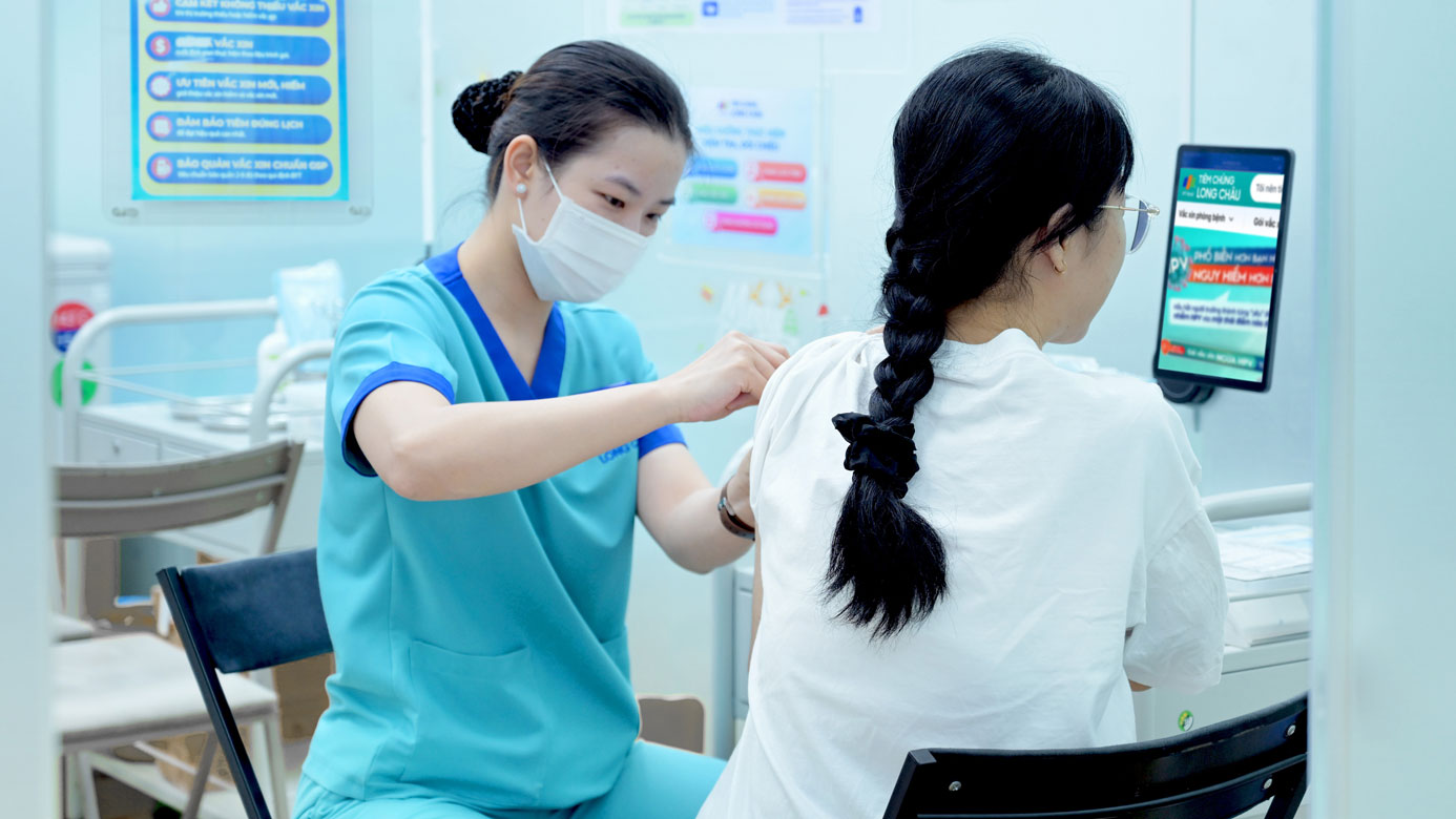 Việc tiêm HPV sớm sẽ góp phần giảm gánh nặng ung thư cổ tử cung thông qua nhiều cơ chế quan trọng. Ảnh: 
