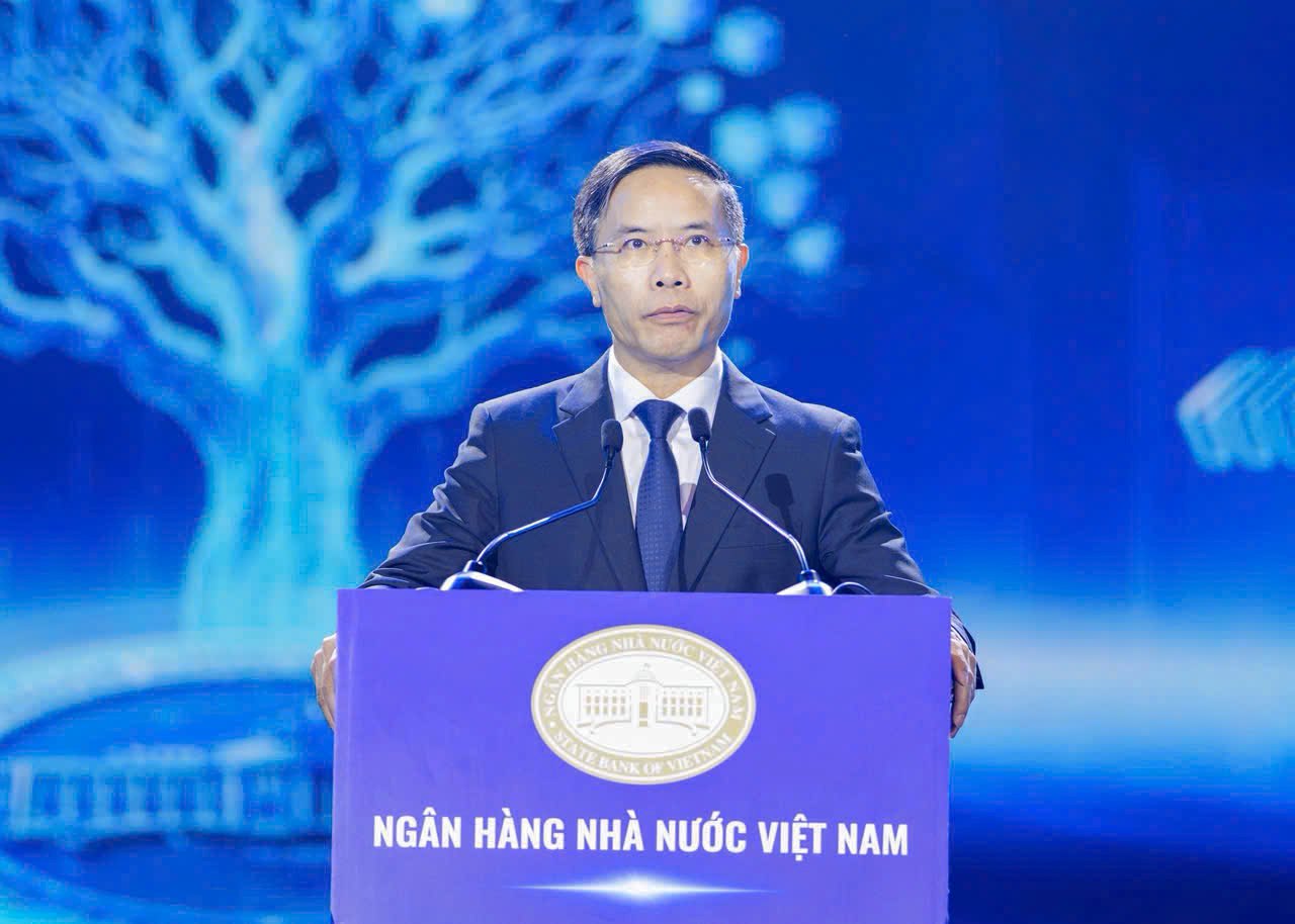 Chú thích 1: Đồng chí Phạm Đức Ấn, Ủy viên Trung ương Đảng, Thống đốc Ngân hàng Nhà nước Việt Nam phát biểu chỉ đạo tại Hội thi Chuyển đổi số ngành Ngân hàng năm 2026. Ảnh: Agribank