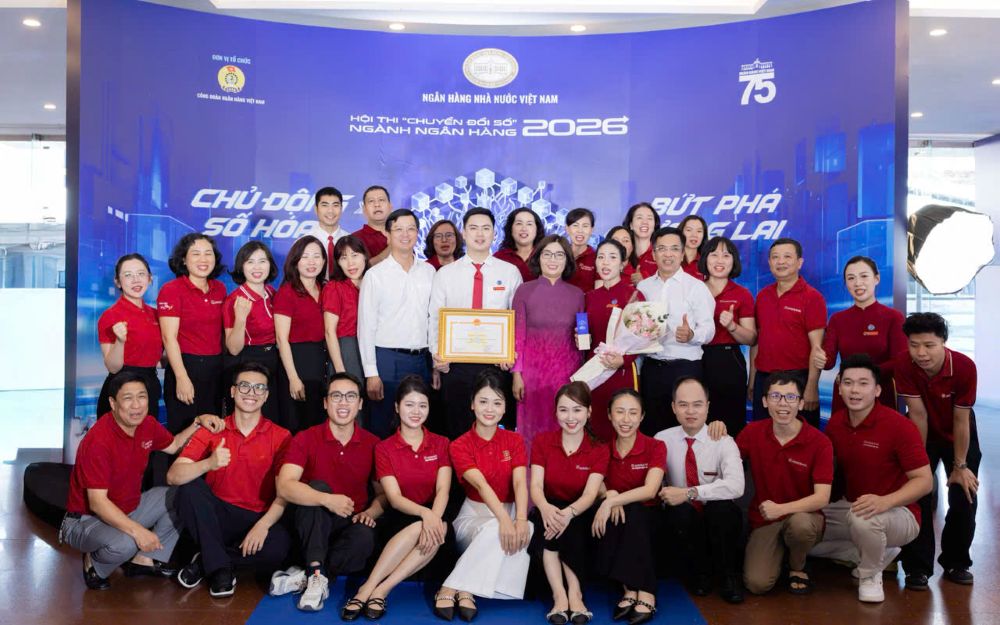 Đội hình 22 thành viên trong đội thi tham dự Hội thi Chuyển đổi số ngành Ngân hàng của Agribank cùng lãnh đạo Công đoàn Agribank