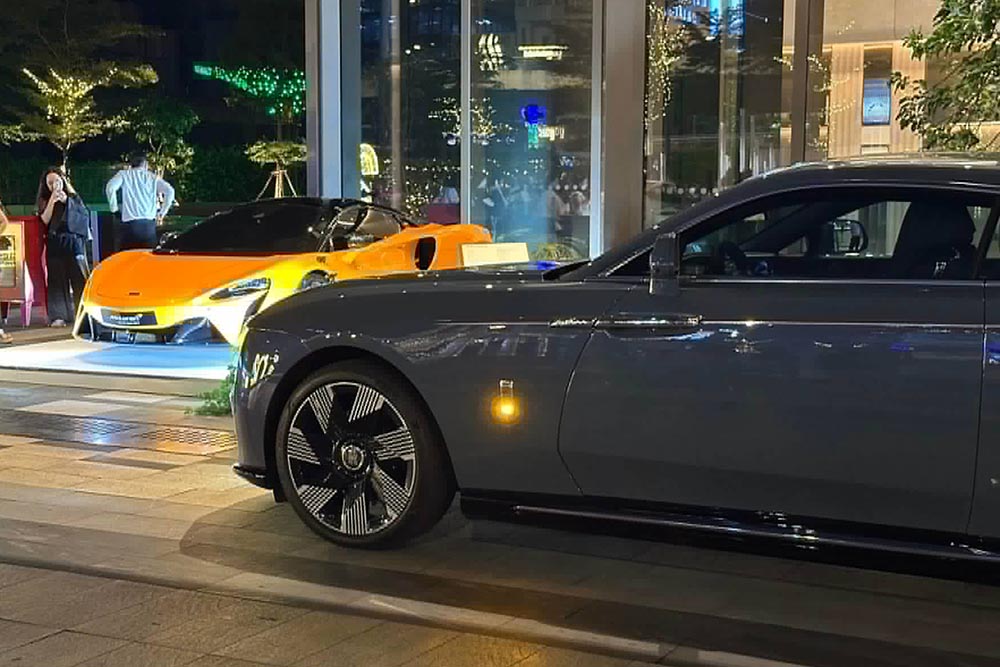 Rolls-Royce Spectre and McLaren Artura appear together at an event in Ho Chi Minh City. Photo: Huy Pham