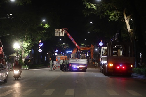 Xuyên đêm lắp đặt hệ thống cống chống ngập. Ảnh: Minh Hạnh