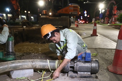 Xuyên đêmn lắp đặt hệ thống cống chống ngập trước mùa mưa 2026. Ảnh: Minh Hạnh