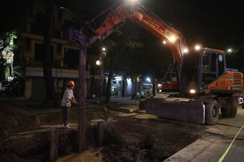 Hà Nội thi công xuyên đêm chống ngập trước mùa mưa. Ảnh: Minh Hạnh 