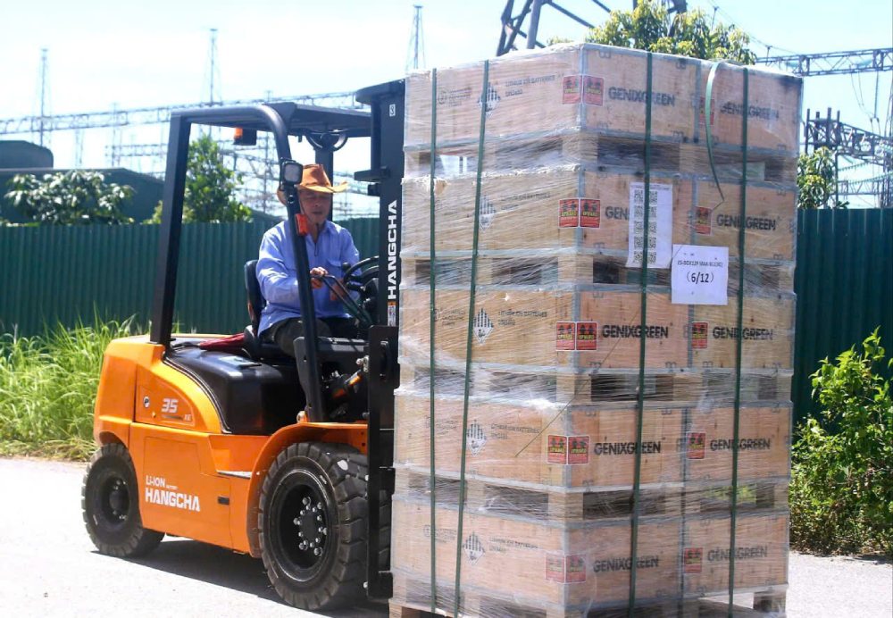 Mr. Phung Van Ha also adjusted his work schedule during hot sunny days. Photo: Quynh Chi