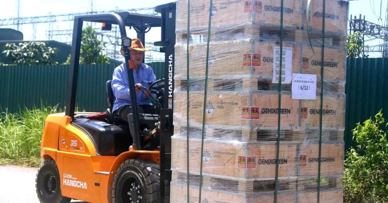 Tránh nắng nóng, người lao động làm việc từ sáng sớm