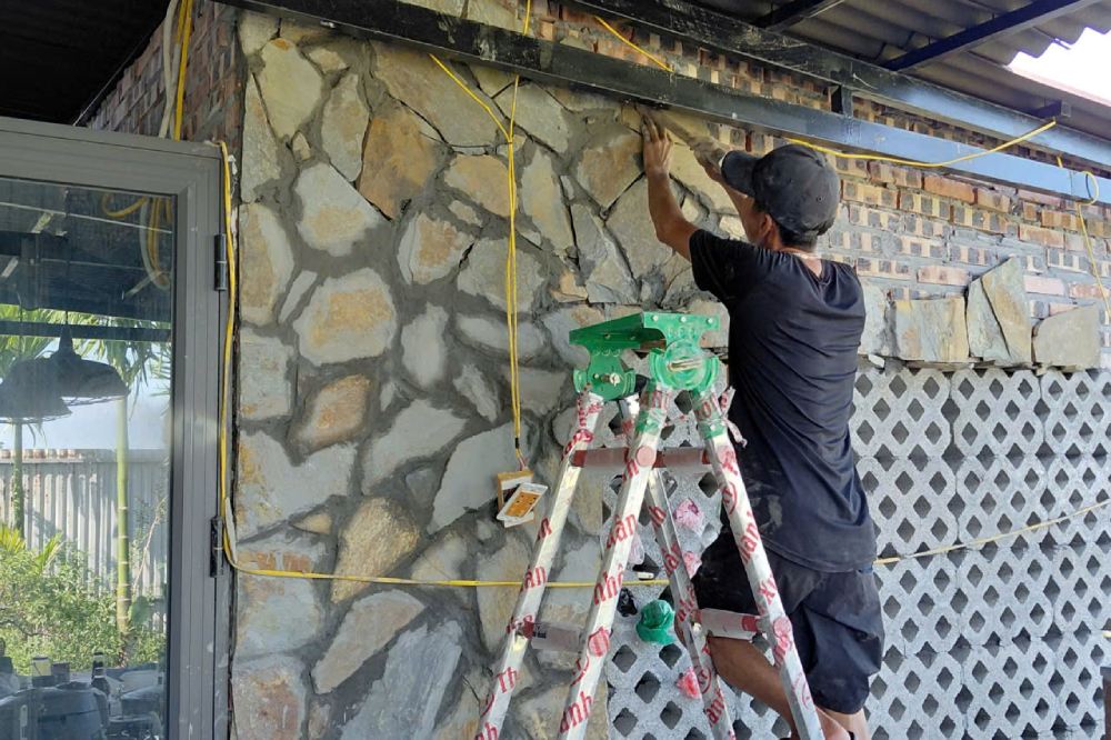 Anh Phạm Văn Năm bắt đầu làm việc từ 5h sáng để tráng nắng nóng gay gắt. Ảnh: Quỳn Chi