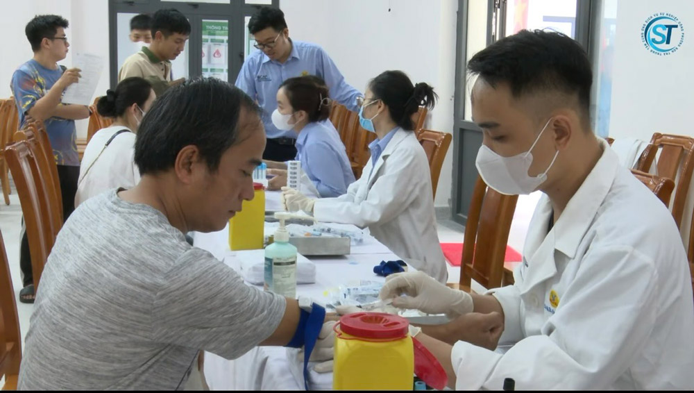 Son Tra Ward Trade Union organizes health check-ups and tests for union members and workers in the area. Photo: Son Tra Trade Union