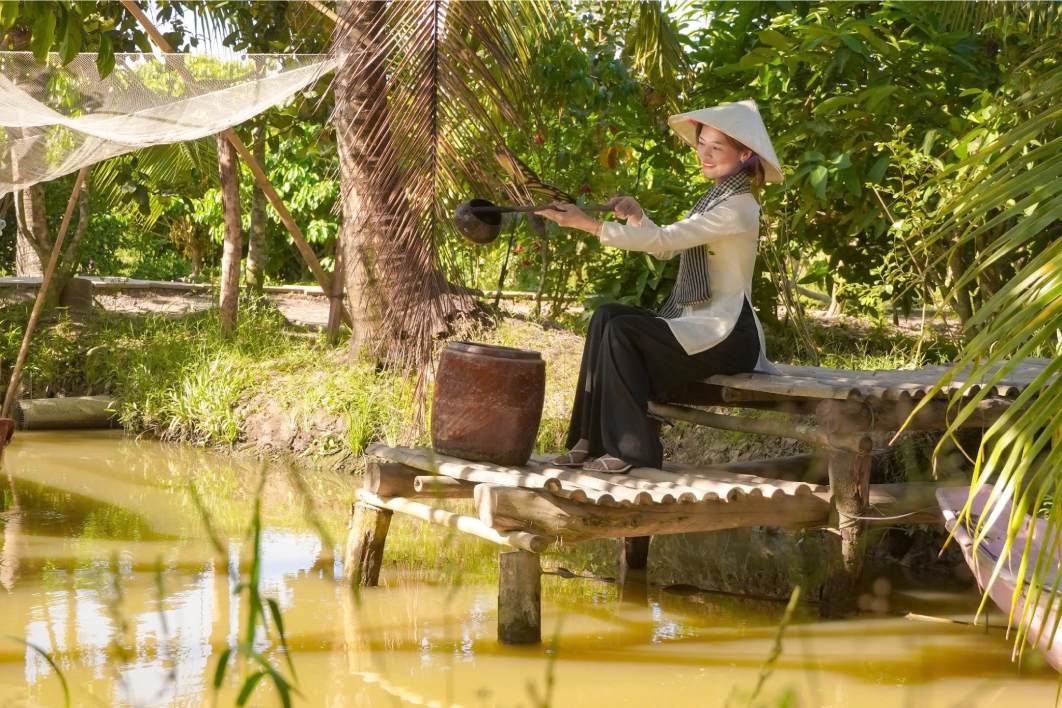Mekong Delta garden tourism: Tourists seem to be "recharging energy