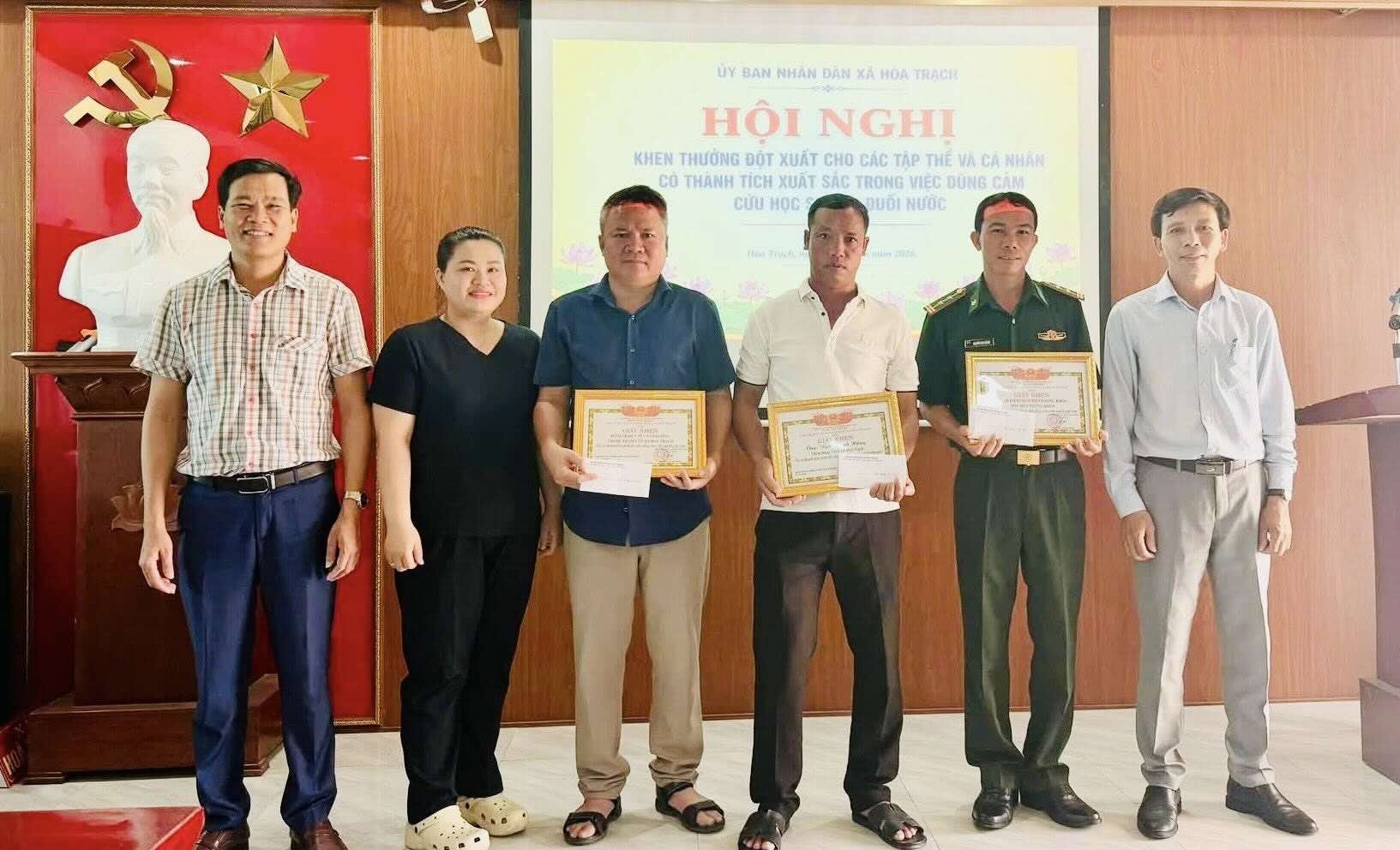 Hoa Trach commune (Quang Tri province) has rewarded collectives and individuals who rescued a drowning boy. Photo: Nguyen Hoai