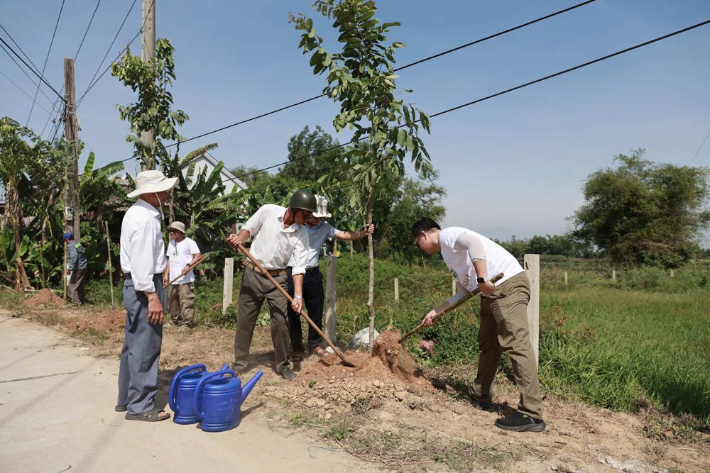 Nam Hoi An Development Co., Ltd. (with a Trade Union directly under Nam Phuoc Commune Trade Union) coordinates with Duy Nghia Commune People's Committee to organize an urban tree planting program in An Lac village. Photo: Nam Phuoc Trade Union