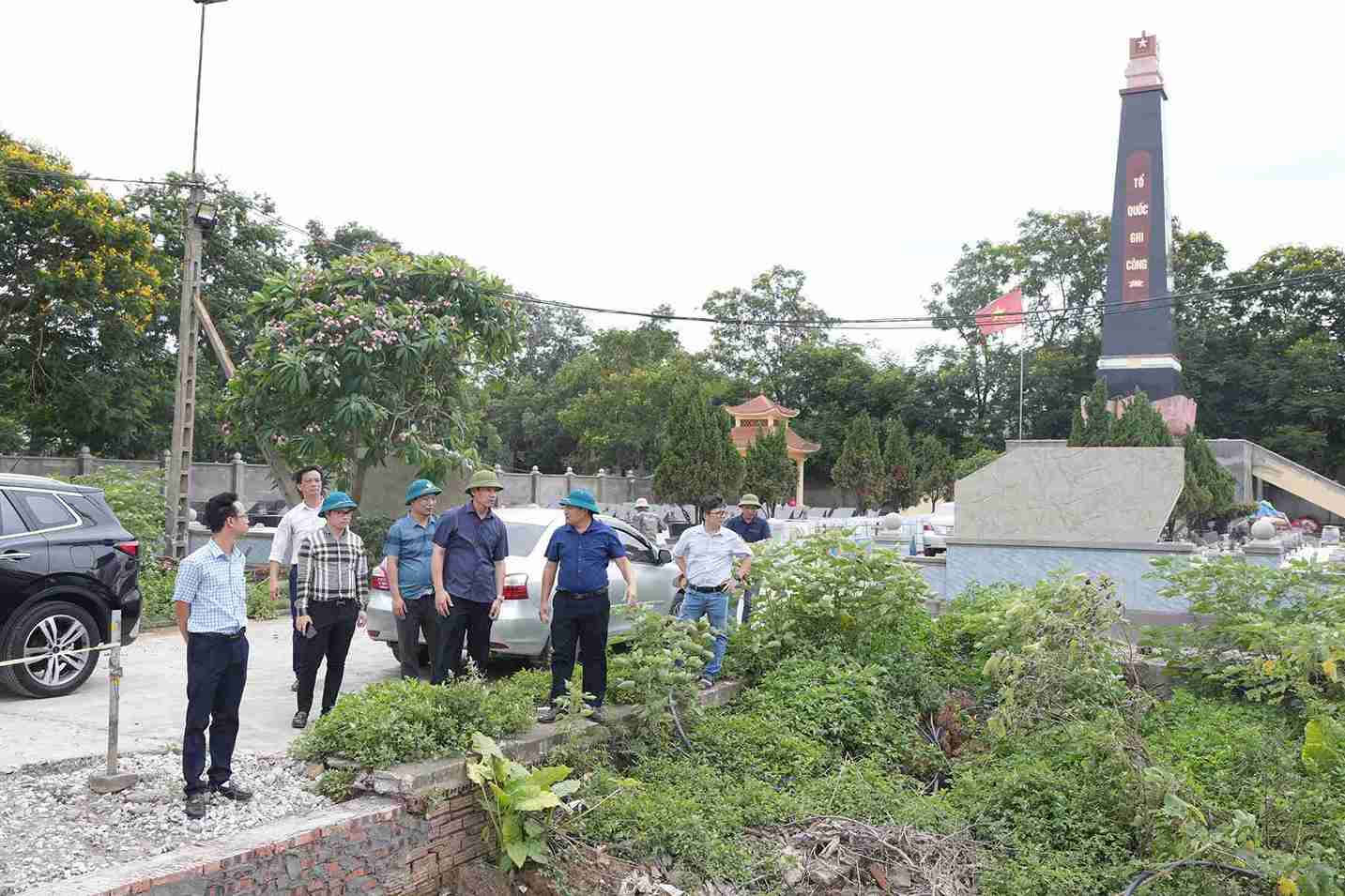 Lãnh đạo phường Tân Hưng kiểm tra tiến độ một số công trình đang thi công trên địa bàn. Ảnh: Duy Hưng