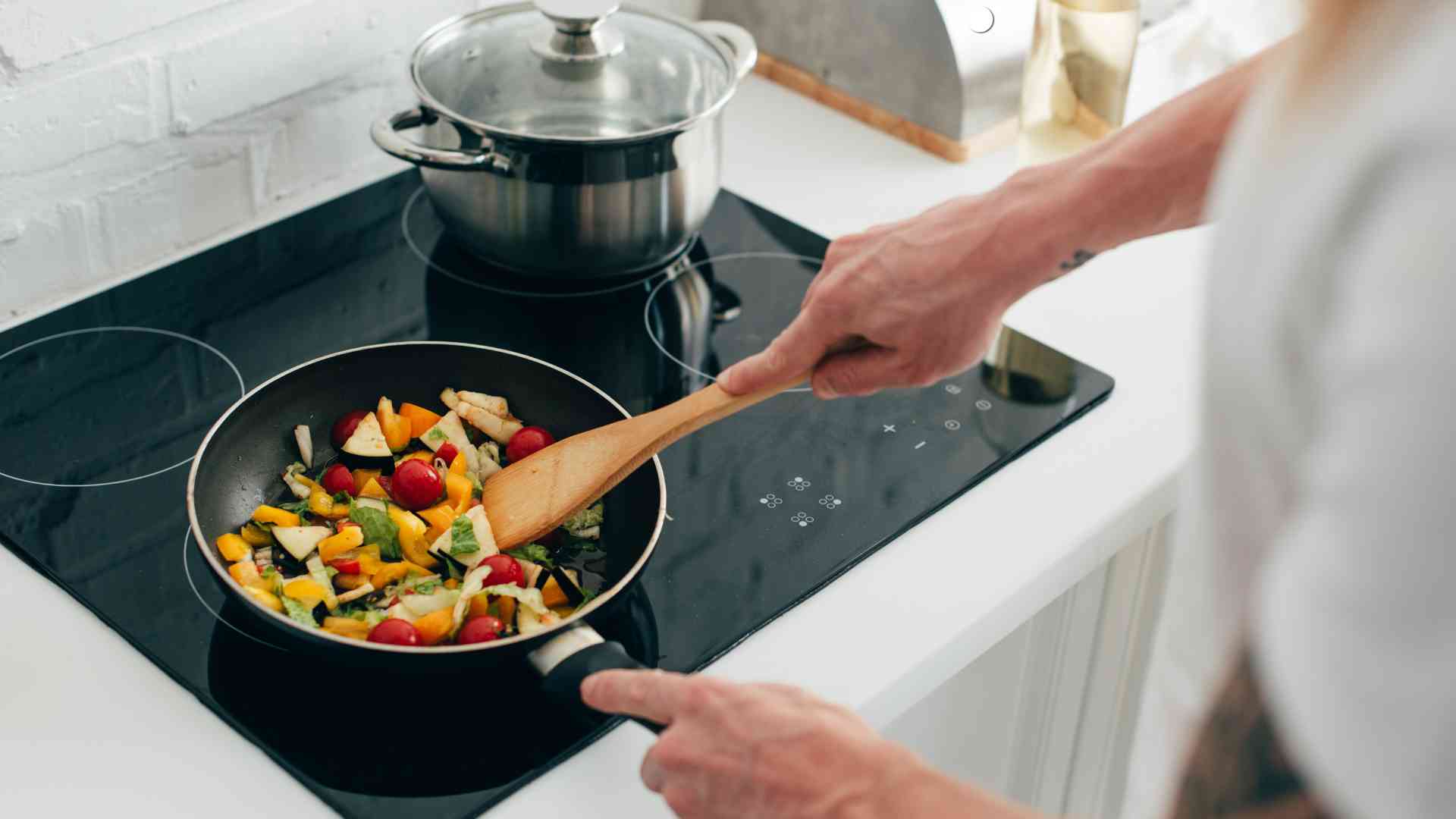 Electric stoves, if used incorrectly, can increase the risk of fire, explosion, and heat burns. Photo: Quang Minh