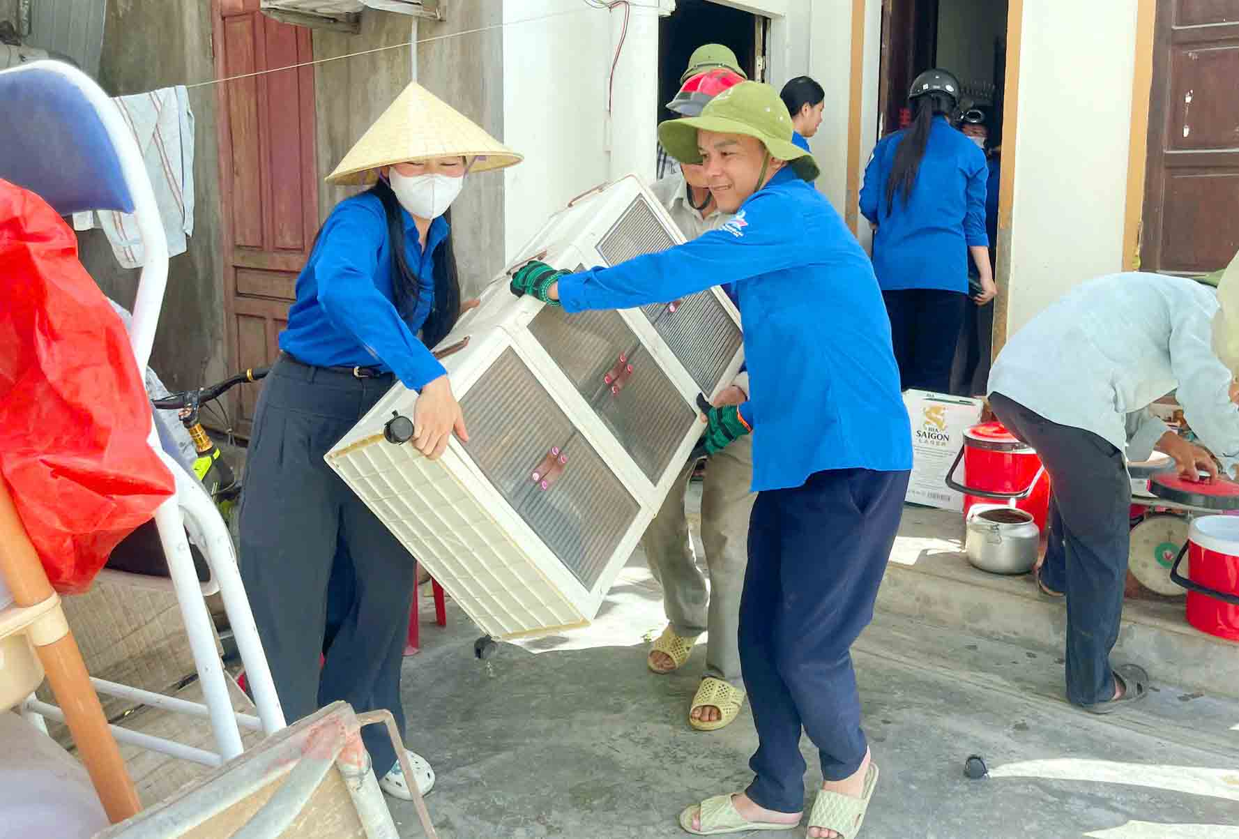 Cán bộ phường Trần Phú giúp dân di dời đồ đạc, tài sản để bàn giao mặt bằng. Ảnh: Hoàng Anh