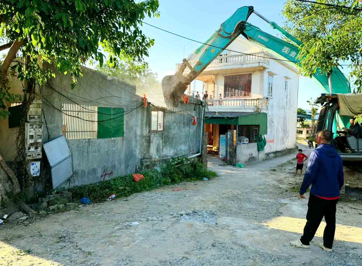 Phá dỡ nhà cửa để bàn giao mặt bằng cho dự án đường vành đai phía Đông thành phố Hà Tĩnh (cũ) ở phường Trần Phú. Ảnh: Hoàng Anh