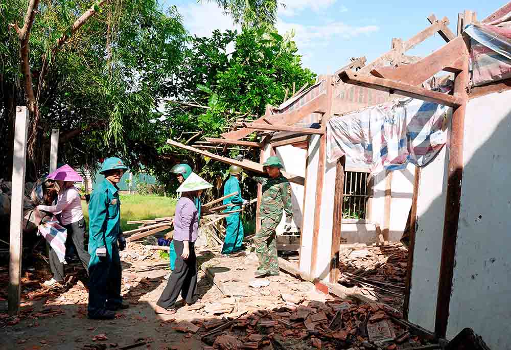 Thanh Sen and Tran Phu wards (Ha Tinh province) have just mobilized forces to support people to relocate property and dismantle works in order to soon hand over the site to the Project through the area. Photo: Hoang Anh